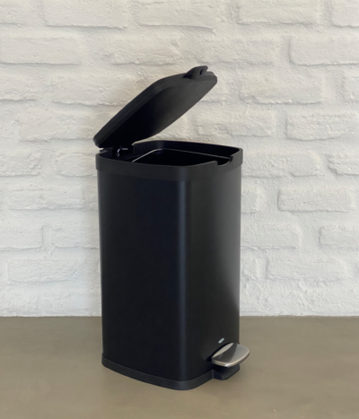 detalhe lixeira quedrada com pedal e balde preto fosco